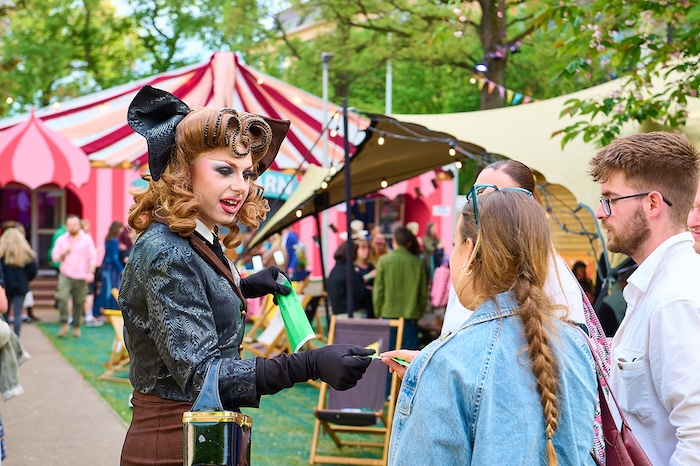 Spiegelgardens - Peanut greeting guests