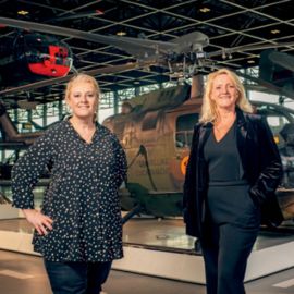Twee dames poseren in burgerkleding in het Nationaal Militair Museum.