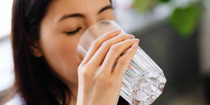 Vrouw drinkt water