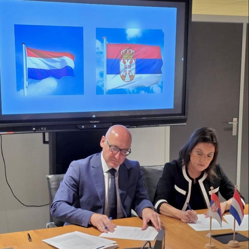 Foto van de ondertekening door delegatie Nederland en Servie bij NIWO