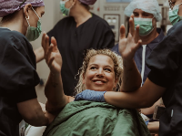 Moeder ontvangt baby met open armen