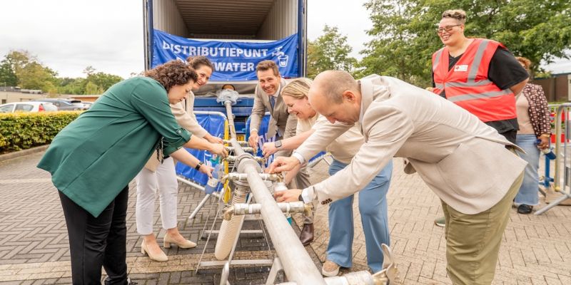 Vrouw drinkt water