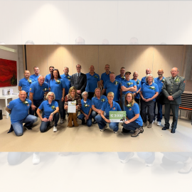 Groepsfoto van vrijwilligers Veterans for Animals samen met Paul Hoefsloot.